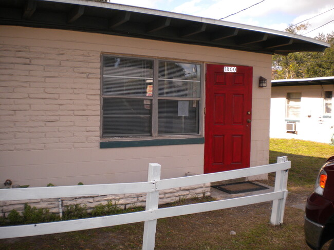 Building Photo - 1800 S Westmoreland Dr