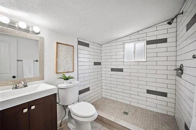 Building Photo - Historic Hillside 2 Bedroom 2 Bathroom