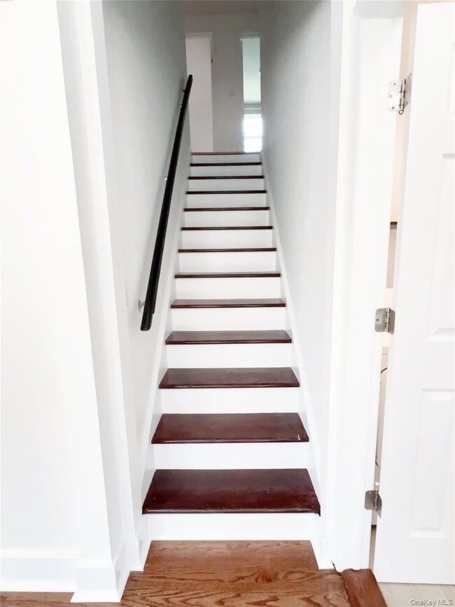 Building Photo - 18 Bayles Ave