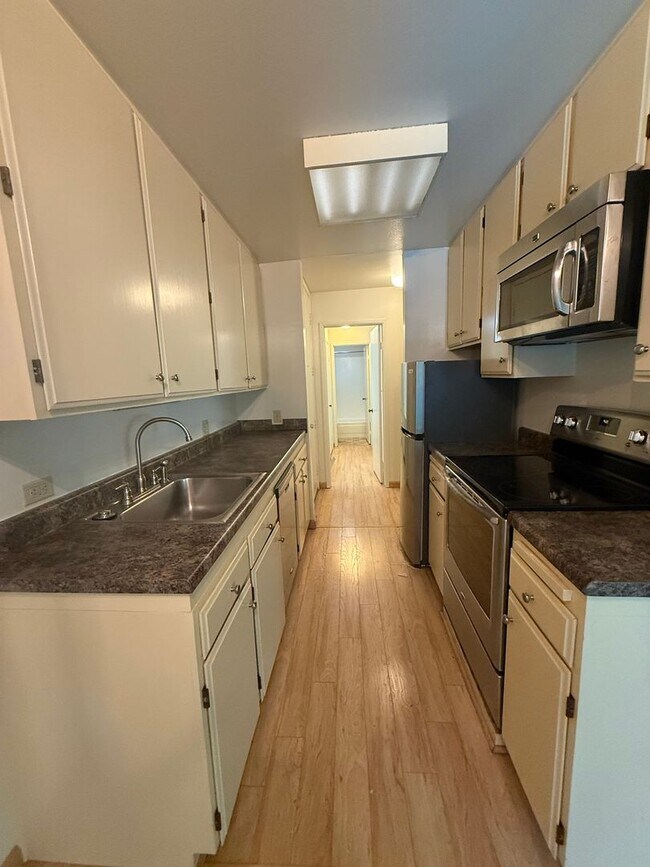 Building Photo - 1 bed 1 bath available in the Arden area of Sacramento!