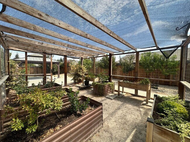 Building Photo - 2548 N Kayenta St