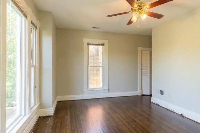 Building Photo - Very Spacious 2 Bed 2.5 Bath Home!