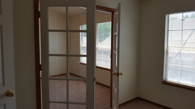 Building Photo - Nice 3 bedroom, 2 1/2 bath Townhome in North Colorado Springs