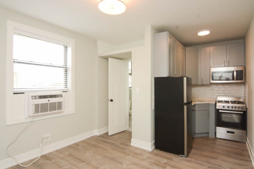 Building Photo - 545 W Belmont Ave