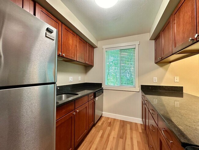 Building Photo - 2Bd/2Ba Bellevue Condo