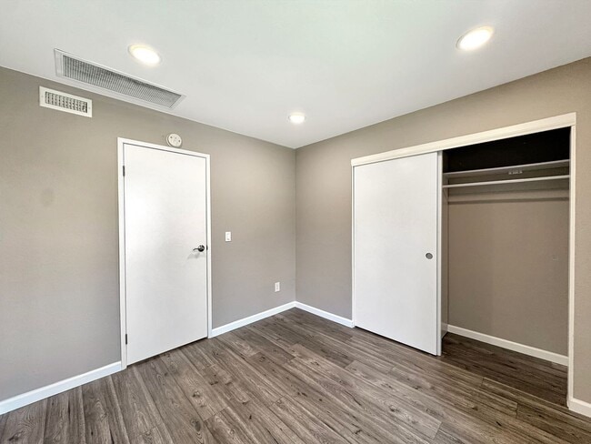 Building Photo - Beautiful 4B 2BA Home w/ AC, W/D, & Solar Panels!