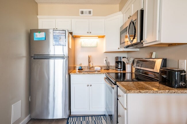 Building Photo - PERFECT "WORK FROM HOME" OFF-SEASON LOCATION