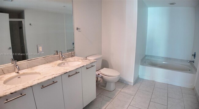Building Photo - 950 Brickell Bay Dr