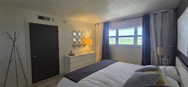 Building Photo - 2671 S Course Dr