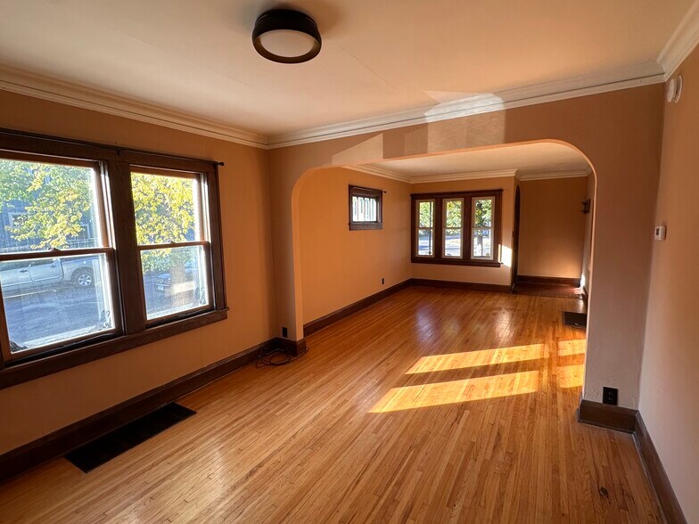 Building Photo - 718 Griggs St N