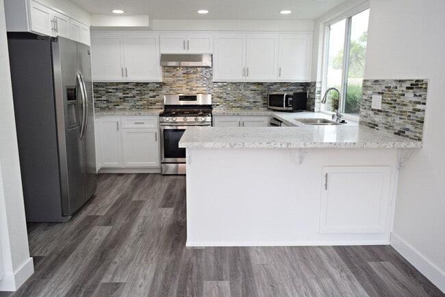 Building Photo - Stunning 4BR 2.5BA UTC Townhome - Updated ...