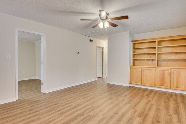 Building Photo - 103 Smallridge St