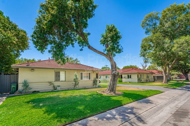 Building Photo - 2052 Red Robin Ln