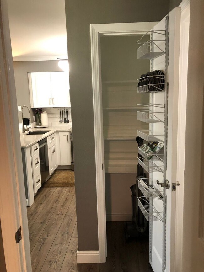 Building Photo - Price reduced!! Luxury 2 Bed 1 Bath Condo w/ ATTACHED GARAGE