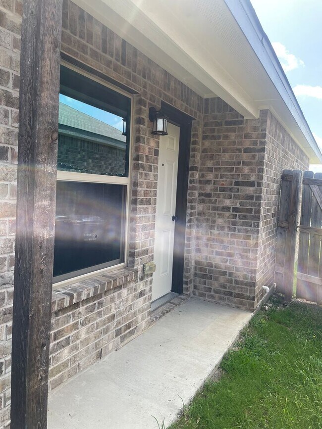 Building Photo - 2409 Alterman Dr