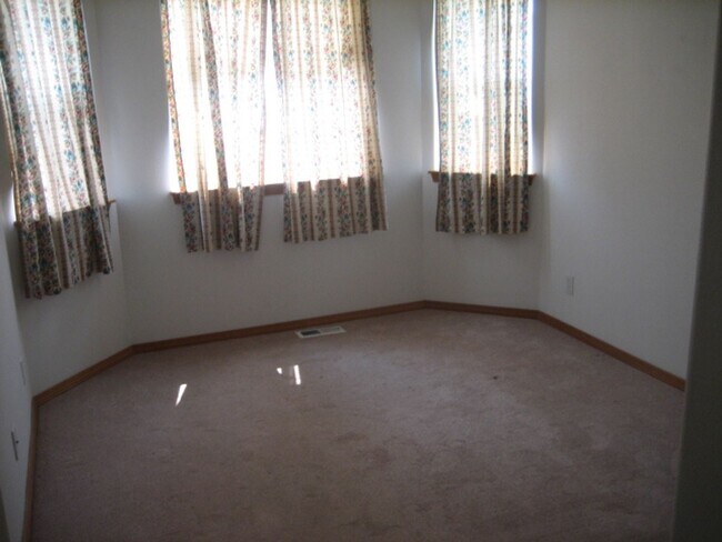 Building Photo - Broadmoore Estates!