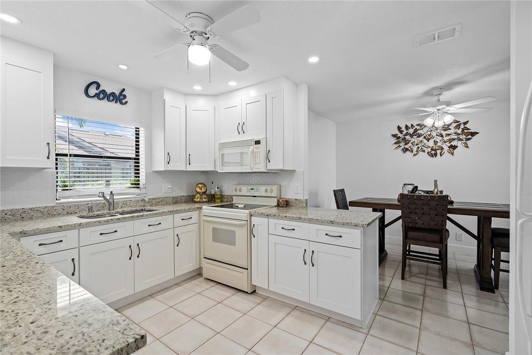 Building Photo - 21 Meadows Dr