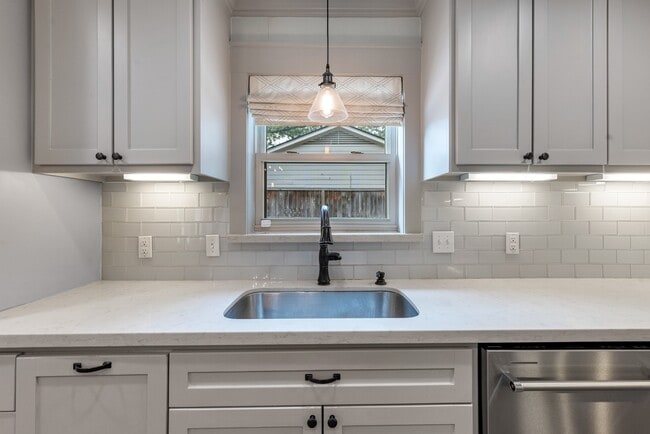 Building Photo - 10211 Candlewood Dr