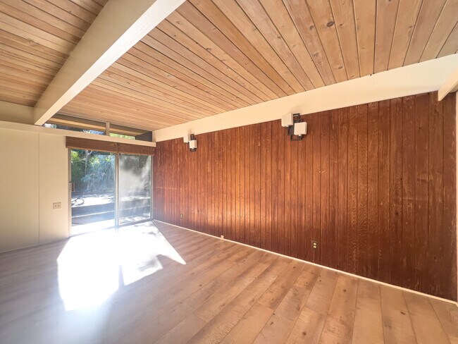 Building Photo - 1404 Oak Grove Dr