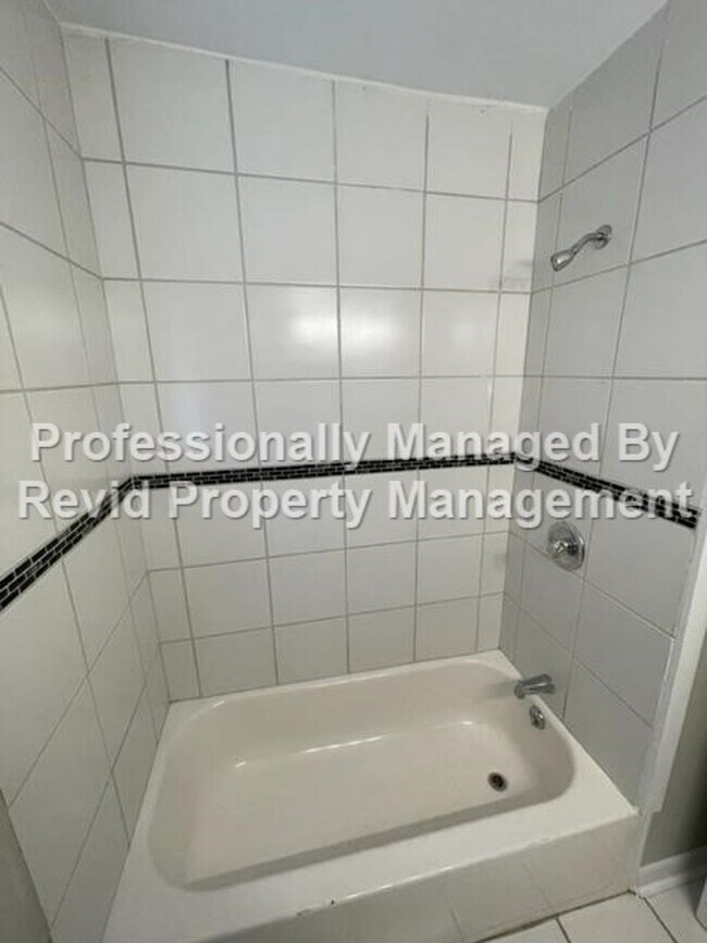 Building Photo - *FIRST MONTH RENT FREE* Freshly Renovated ...