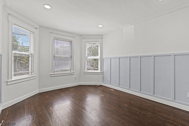 Primary Photo - 512-514 Broadway