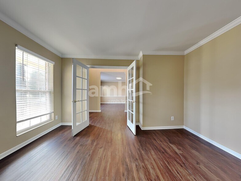 Building Photo - 10190 Meadowknoll Dr