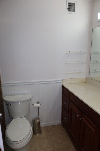 Building Photo - 1717 Ascot Way