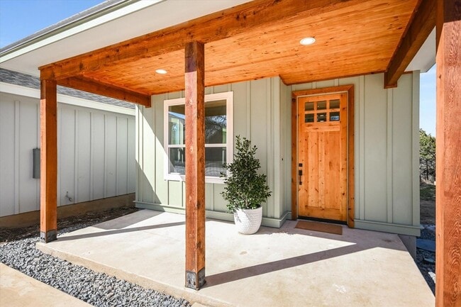 Building Photo - 424 Shady Bluff Dr
