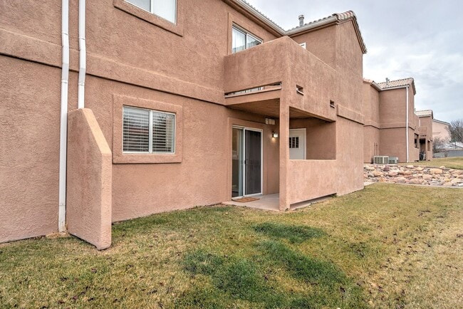 Building Photo - La Paloma Condo with 2-Bedrooms and 2-Bathrooms