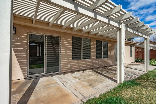 Building Photo - Dog Friendly 3 Bedroom Home In Painted Desert