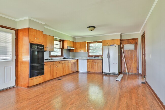 Building Photo - Charming Brick Home with Carport!
