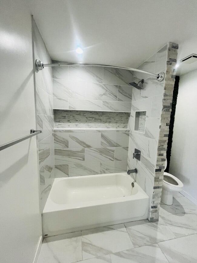 Building Photo - $3,000 - 2 Bed / 2 Bath Condo in Oceanside
