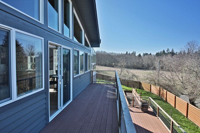 Building Photo - One Of A Kind Freeland Home with Two Seper...