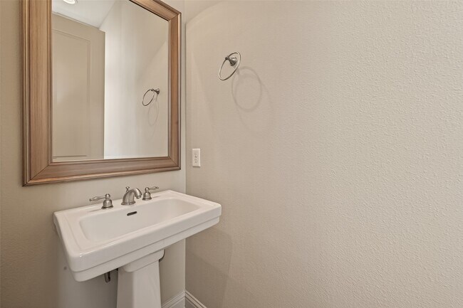 Building Photo - 5211 Eigel St