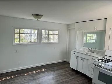 Building Photo - "Charming 2-Bedroom Home with Spacious 1,5...