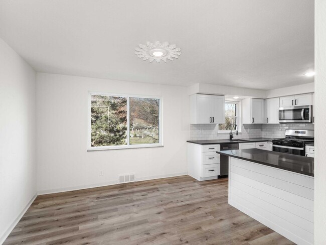 Building Photo - AVAILABLE NOW! STUNNING 3 BEDROOM IN PENN ...