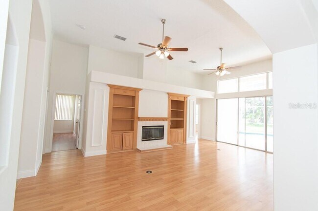 Building Photo - 1707 Golfview Dr
