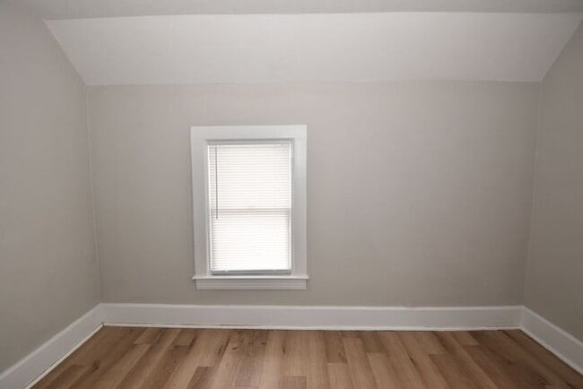 Building Photo - Near local Universities and Entertainment 4 bedroom 2 story Single Family Home