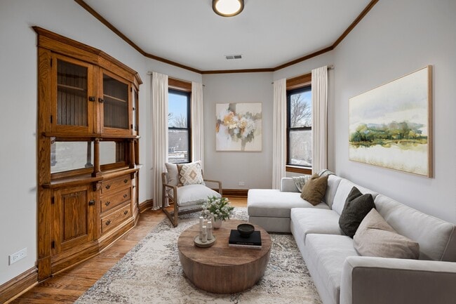 Building Photo - Renovated 1 bed + den in Logan Square - Now Leasing!