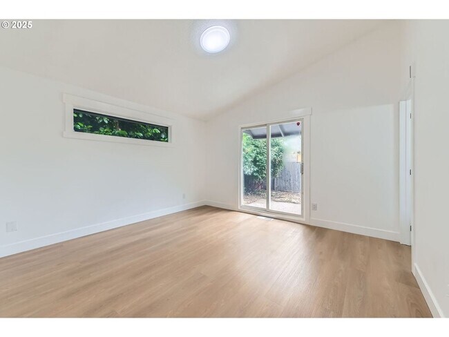 Building Photo - Charming One - Level
