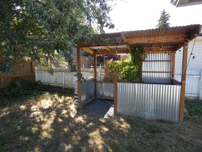 Building Photo - Centrally Charming