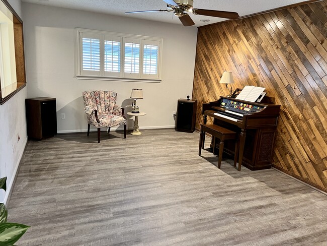 Building Photo - 1707 Mayflower Dr