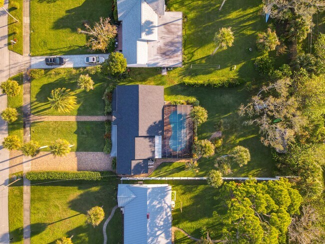 Building Photo - 762 S Beach St