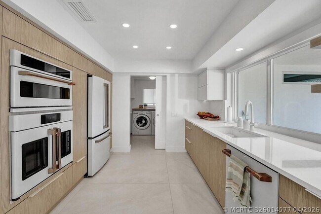 Building Photo - 5581 NE 31st Ave