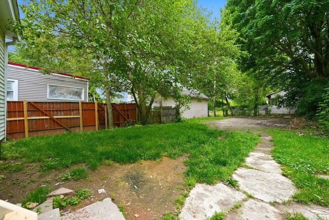 Building Photo - Freshly Updated 3BR Home