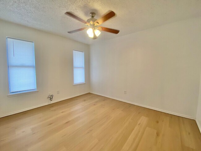 Building Photo - 3 bed 1 bath now available in southeast Lubbock