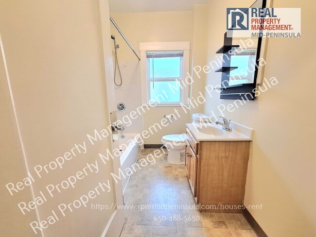 Building Photo - Quiet 1 Bedroom / 1 Bathroom on Top Floor ...