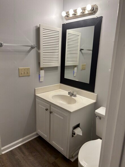 Front bedroom bath with tub/shower - 708 M.L.K. Jr Blvd