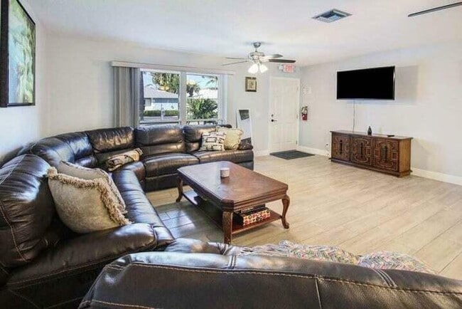 Building Photo - 120 E Park Ln