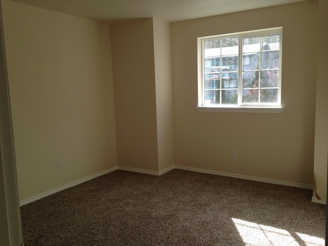Building Photo - Like New 4 Bedroom home in Eatonville